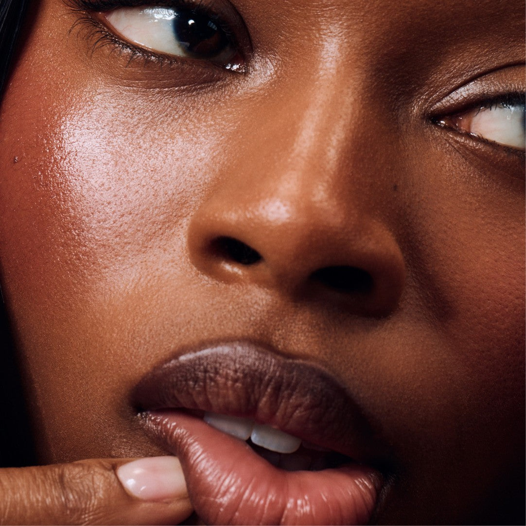 peptide lip shape move - Modern Glow in Hand